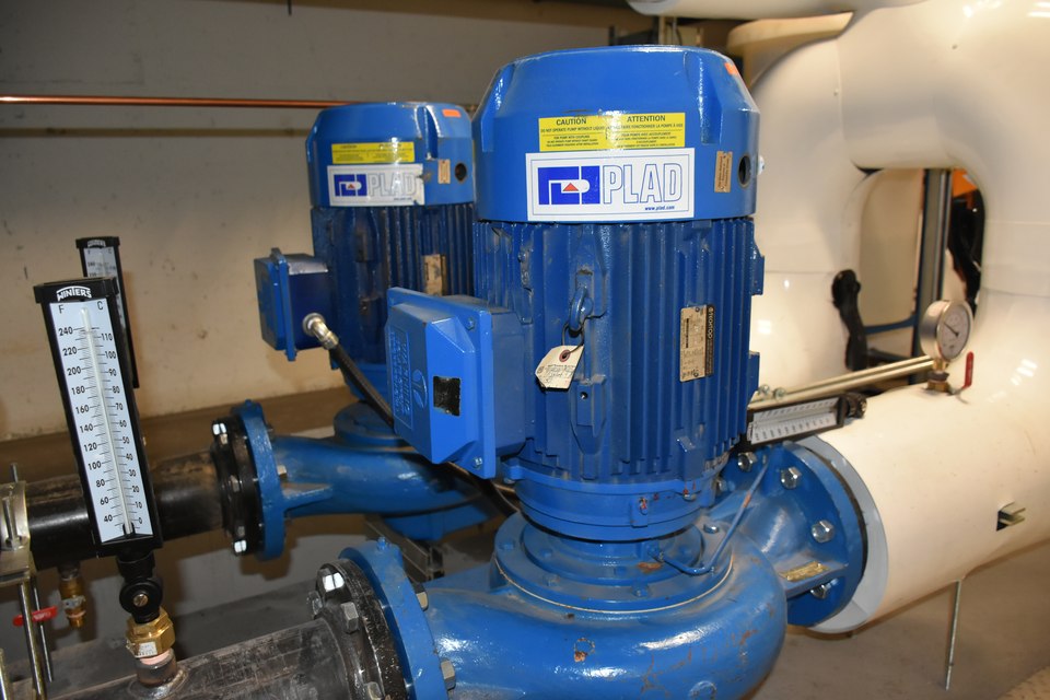 Two blue centrifugal pumps connected to insulated pipework, with temperature and pressure instruments.